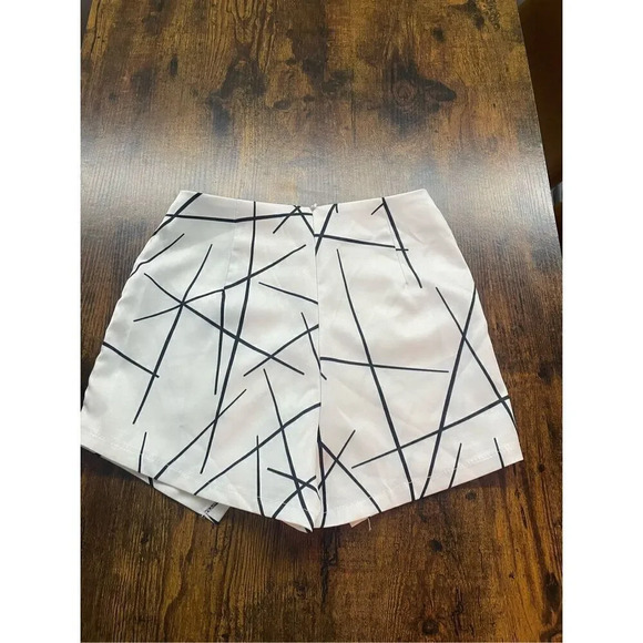 Geometric Printed High Waist Shorts   Size S - Picture 13 of 15